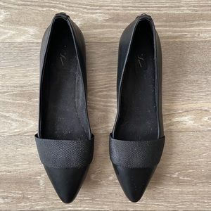 Simply Vera Wang Black Pointed Flats Size 9